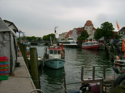 Farbfoto: Blick vom Fischmarkt aus auf den Alten Strom in Warnemünde im Juni 2009. Fotograf: Bernd Paepcke.