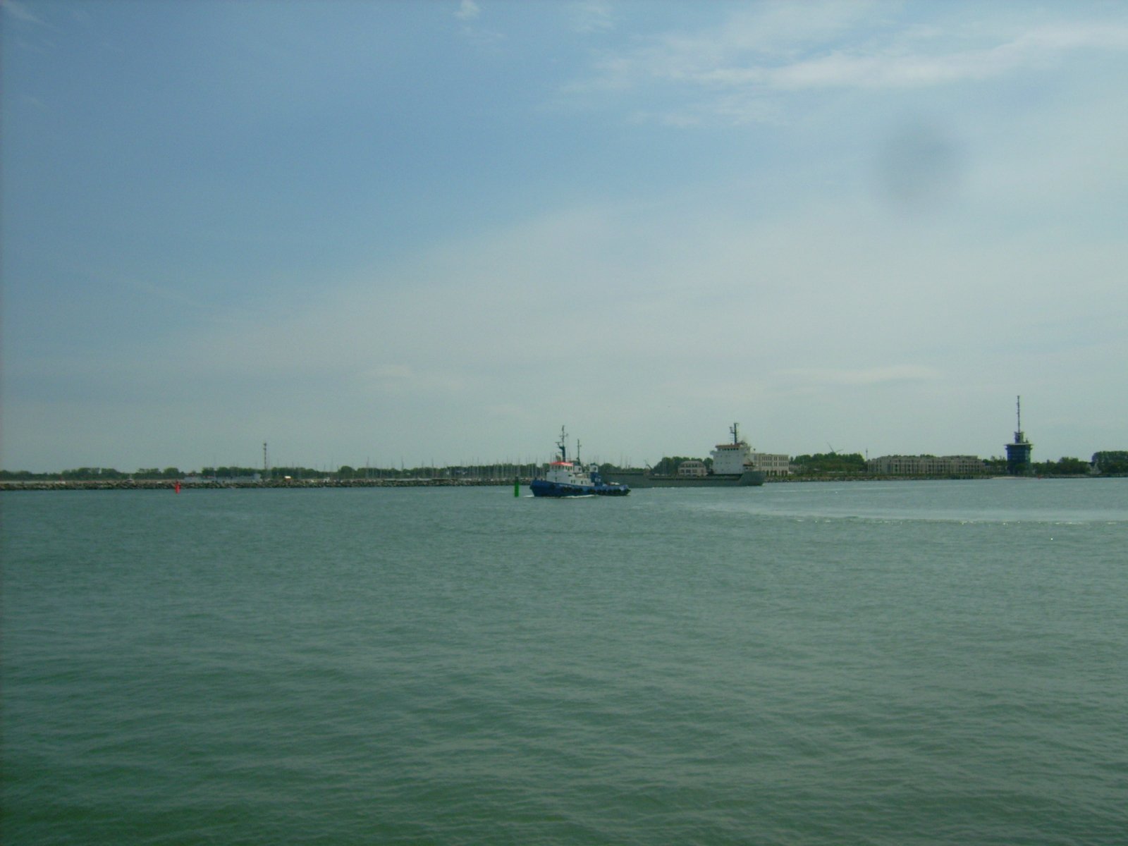 Farbphoto: Blick von Warnemünde aus auf zwei aus dem Hafen von  Rostock in Richtung Ostsee herausfahrende Schiffe. Phtograph: Bernd Paepcke.