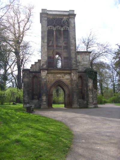 Farbfoto: Die echte Ruine mit uraltem Efeu und mit dem Torso eines Tempelherren im Park an der Ilm in Weimar am Sonntag, dem 22. April im Jahre 2012. Fotograf: Bernd Paepcke.