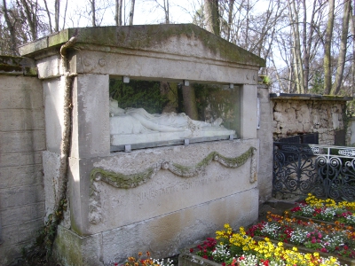 Farbfoto: Steinerne Nachbildung der Alma von Goethe auf dem Historischen Friedhof in Weimar im Jahre 2012. Fotograf: Bernd Paepcke.