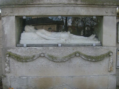 Farbfoto: Steinerne Nachbildung der Alma von Goethe in der Grabstätte der Familie Goethe auf dem Historischen Friedhof in Weimar im Jahre 2012. Fotograf: Bernd Paepcke.