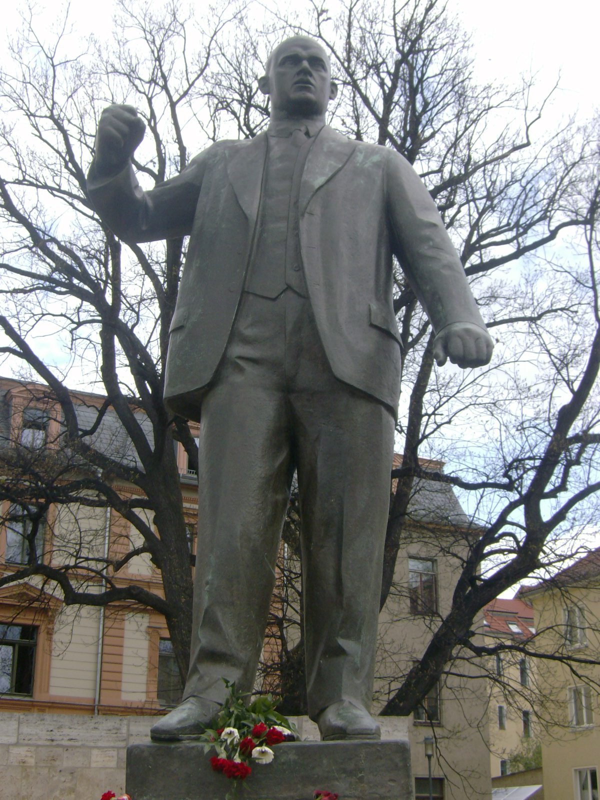 Farbfoto: Das Mahnmal für Ernst Thälmann in Weimar im Jahre 2012. Fotograf: Bernd Paepcke.