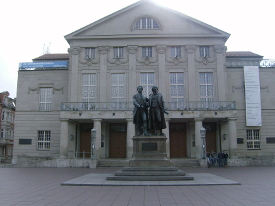 Farbfoto: Das GOETHE- UND SCHILLER-DENKMAL vor dem DEUTSCHEN NATIONALTHEATER in Weimar im Jahre 2012. Fotograf: Bernd Paepcke.