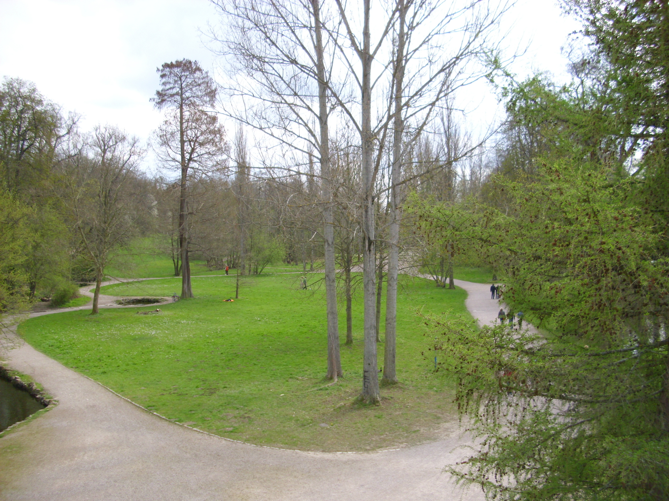 Farbfoto: Die künstlich gefasste Quelle der Leutra im Park an der Ilm in Weimar im April des Jahres 2012. Fotograf: Bernd Paepcke.