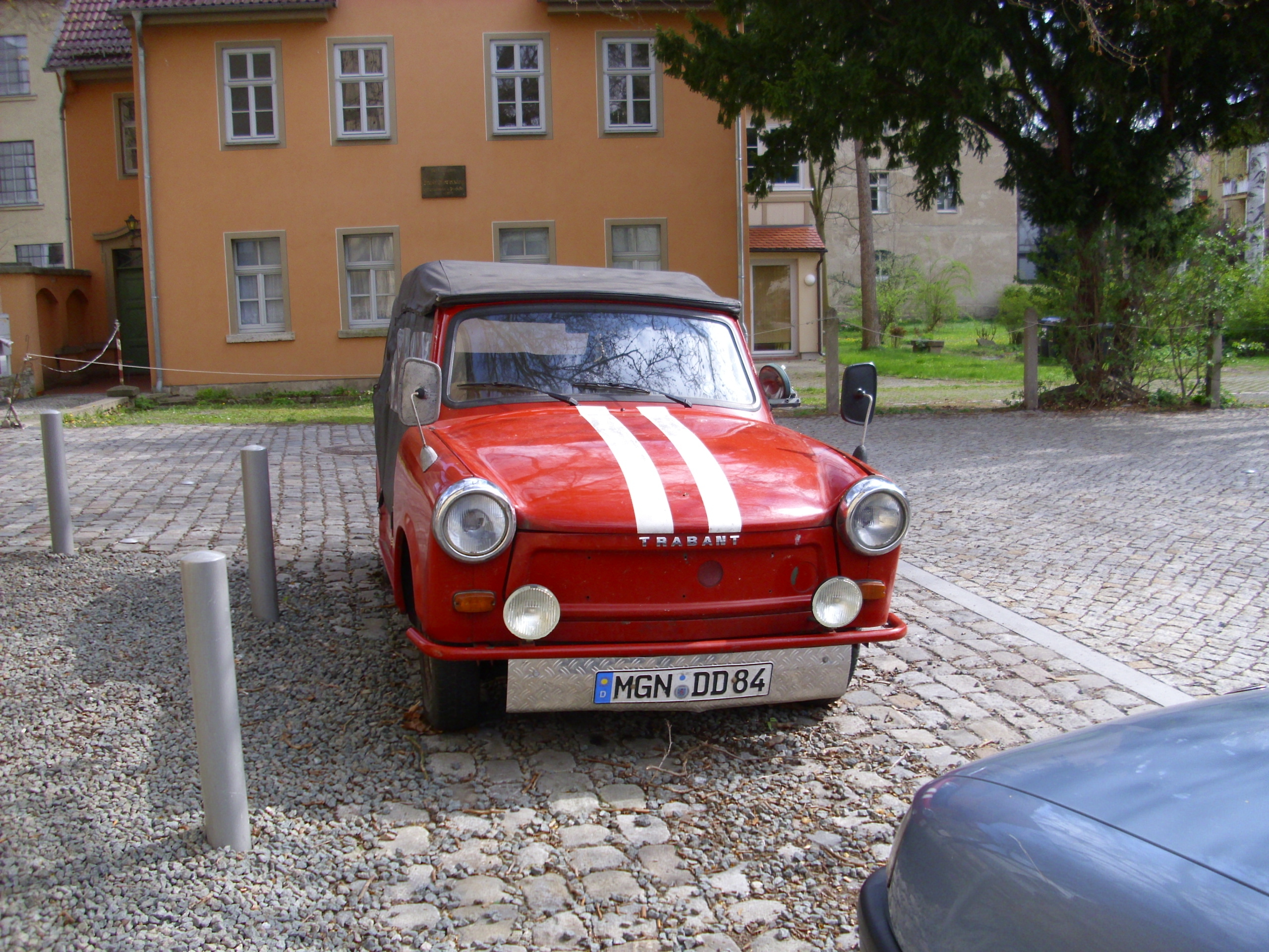 Farbfoto: Ein Trabbi aus Zwickau vor einem Haus mit einer Gedenktafel für Friedrich Wilhelm Martersteig aus Weimar in Weimar am Sonntag, dem 22. April im Jahre 2012. Fotograf: Bernd Paepcke.